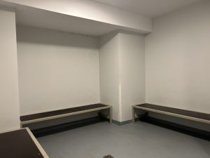 Tukša telpa ar soliem gar sienām, paredzēta aizturēto personu īslaicīgai uzturēšanai.