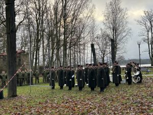 Svinīgā ceremonijā ierindots militārais orķestris un karavīri brīvā dabā.
