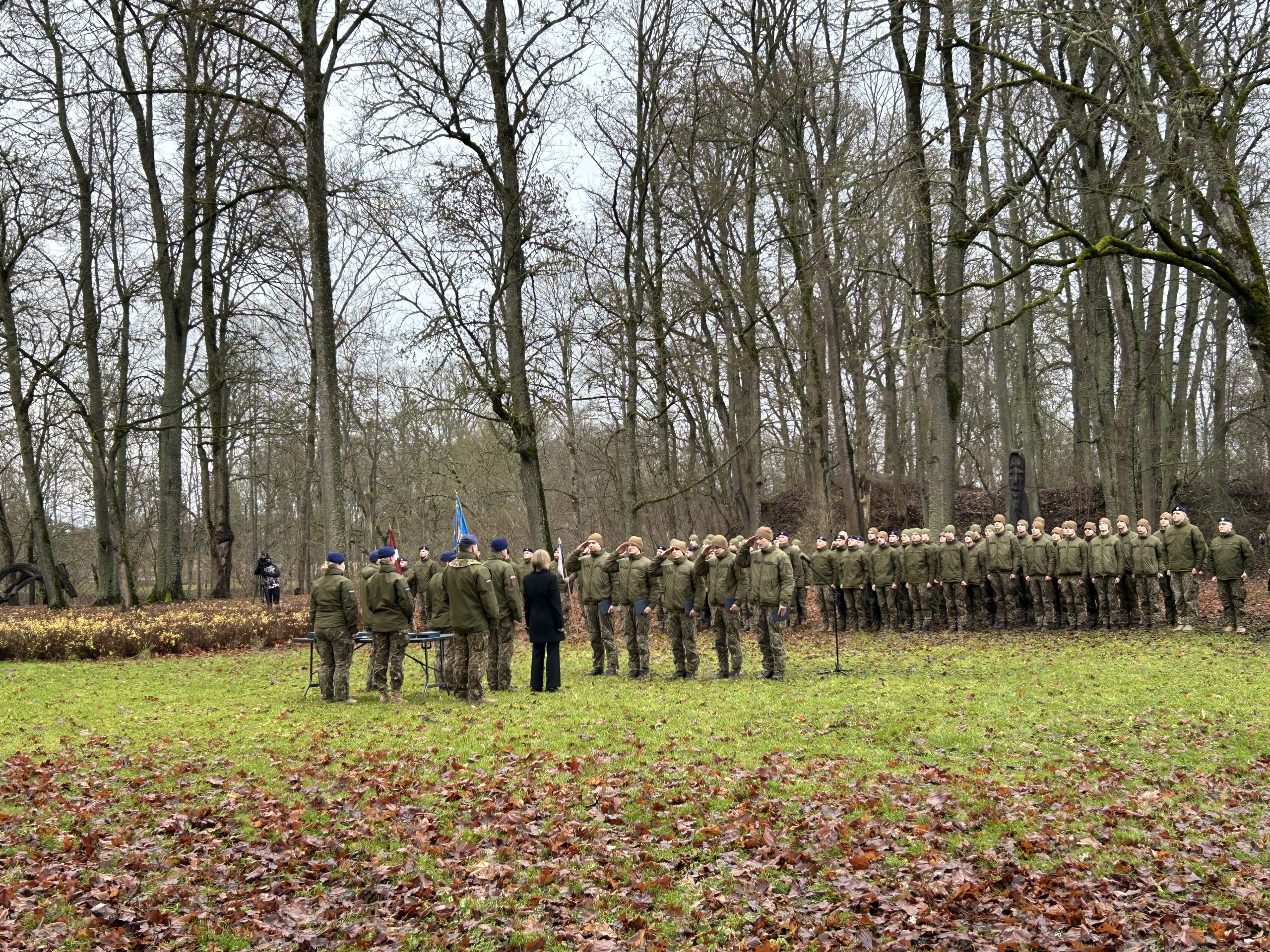 Zemessardzes karavīri ierindā svinīgā ceremonijā.