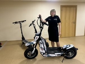 Pašvaldības policijas darbiniece ar elektriskajiem skrejriteņiem, kas paredzēti patrulēšanai pilsētvidē.