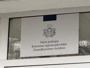 Valsts policijas Kurzemes reģiona pārvaldes Ziemeļkurzemes iecirkņa informatīvā plāksne.