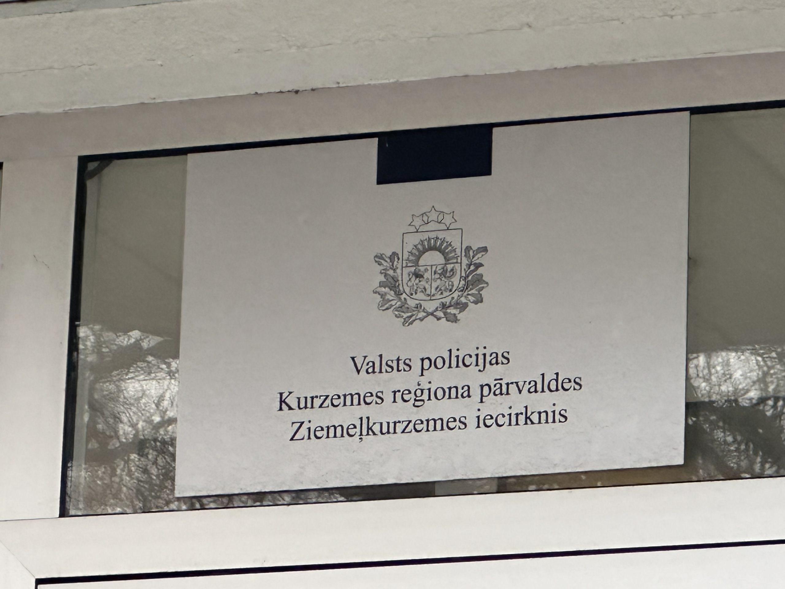 Valsts policijas Kurzemes reģiona pārvaldes Ziemeļkurzemes iecirkņa informatīvā plāksne.
