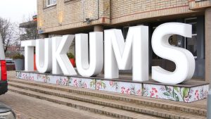 Tukuma uzraksts pie pašvaldības ēkas ziemas rotājumos.