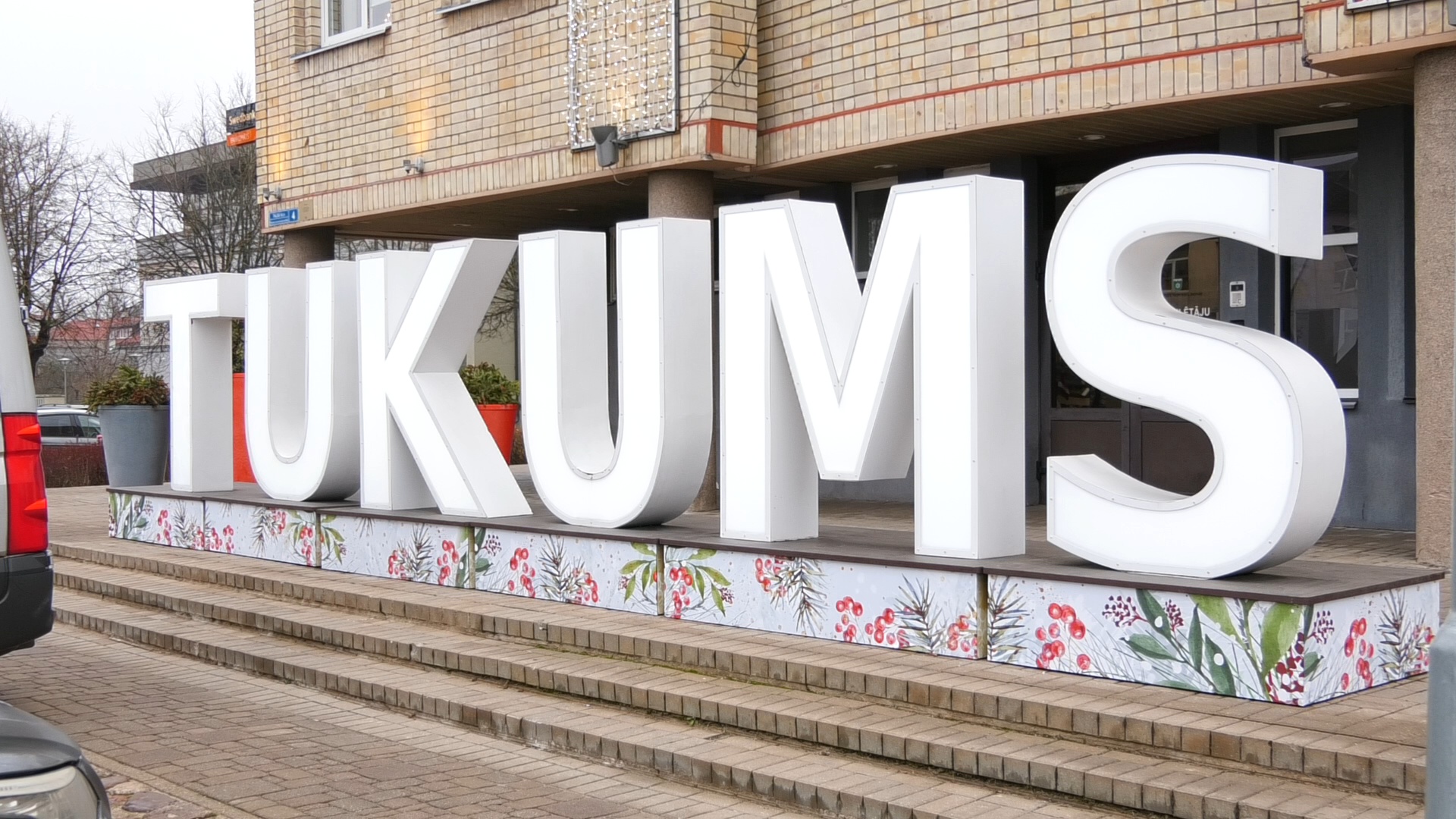 Tukuma uzraksts pie pašvaldības ēkas ziemas rotājumos.