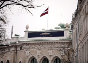 Latvijas Bankas ēka Rīgā ar Latvijas valsts karogu, ilustratīvs attēls finanšu uzraudzības un banku politikas tematam