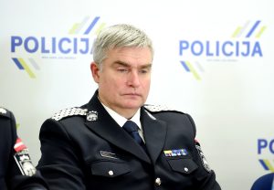 Valsts policijas amatpersona formas tērpā preses pasākuma laikā.
