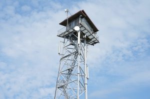 Novērošanas tornis ar sakaru iekārtām pret debesīm.