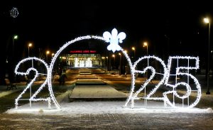 Gaismas instalācija “2025” pie Daugavpils Ledus halles ziemas vakarā.