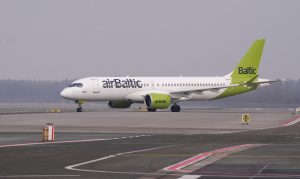 “airBaltic” lidmašīna uz skrejceļa.