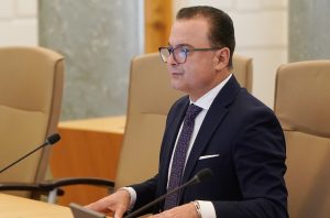 Veselības ministrs Hosams Abu Meri valdības sēdes laikā pie galda.