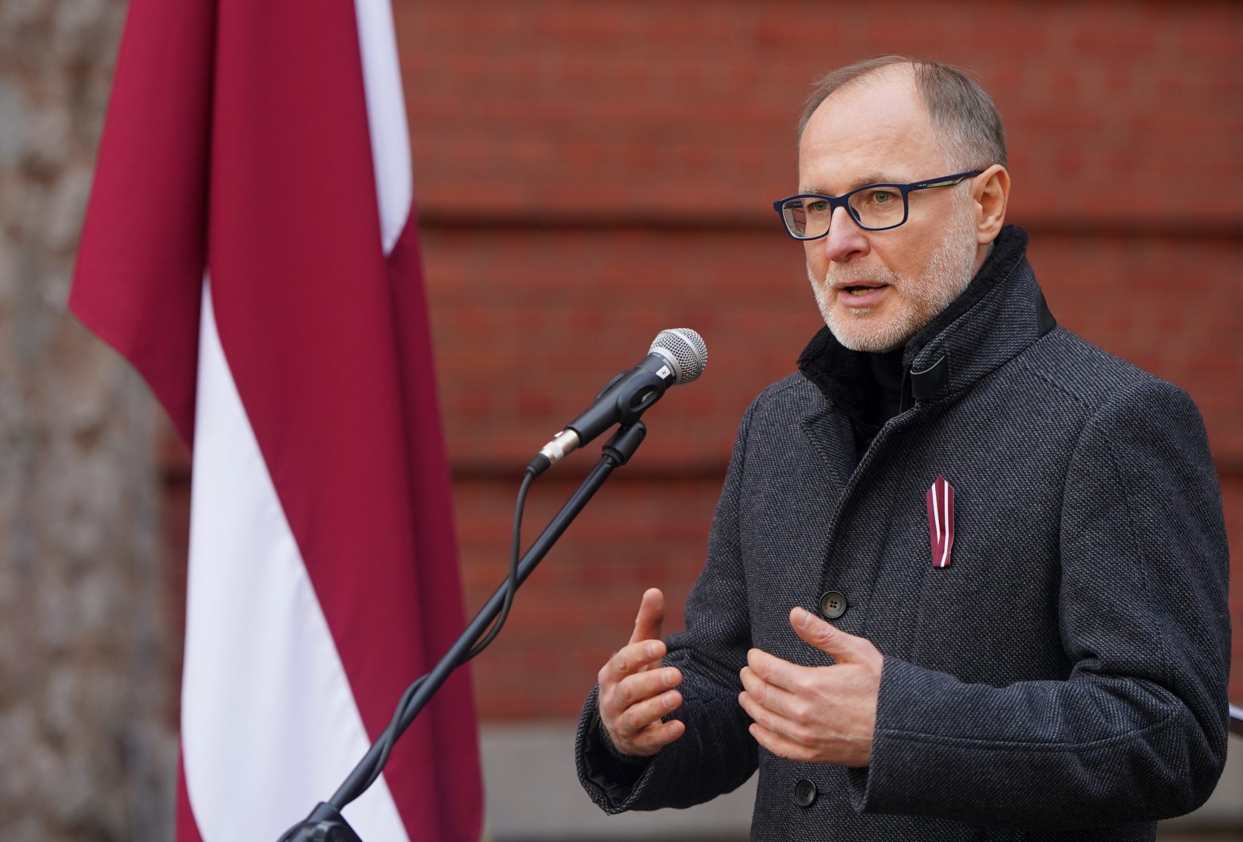 Aizsardzības ministrs Andris Sprūds uzstājas pie mikrofona.