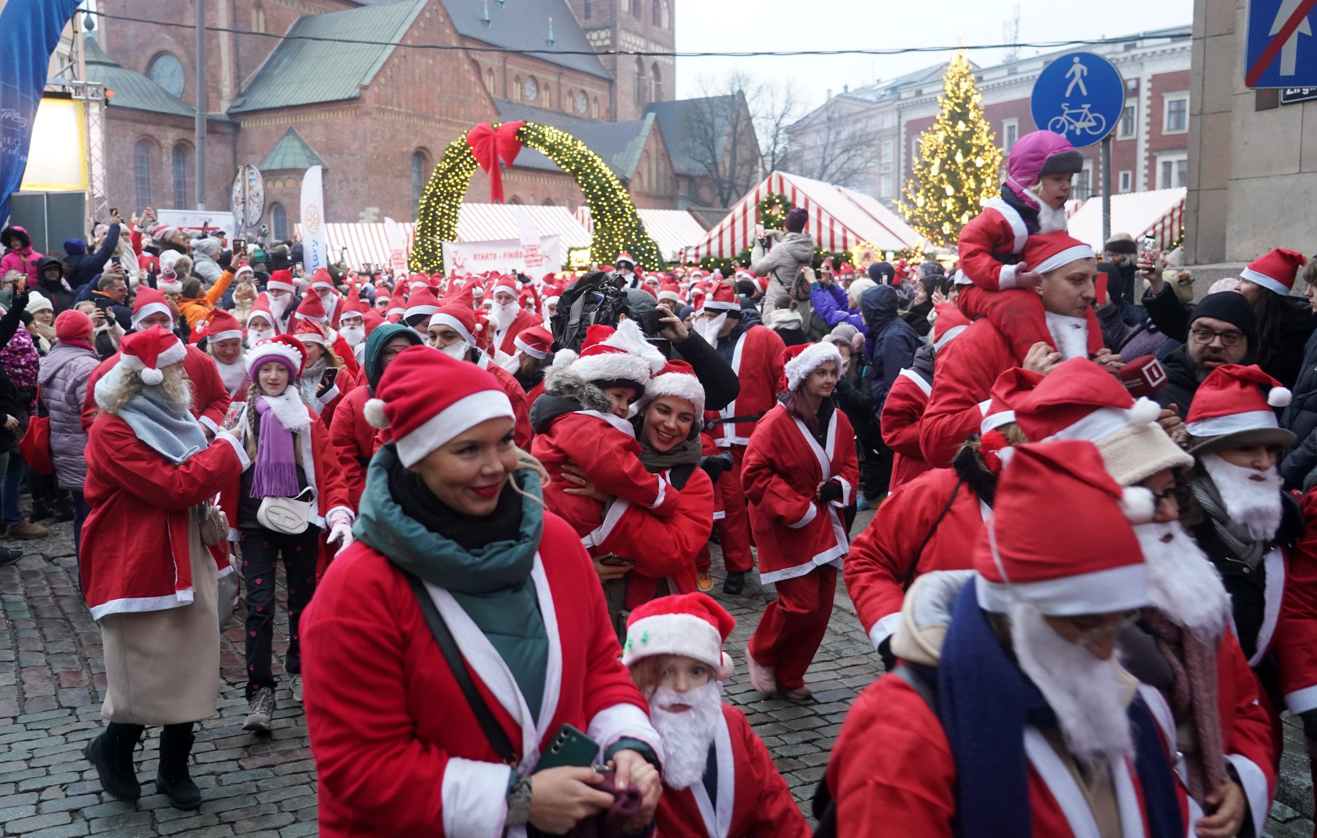 Dalībnieki Ziemassvētku vecīšu skrējienā Vecrīgā svētku gaisotnē.