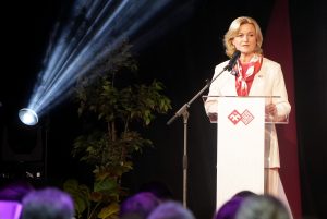 Nacionālās apvienības kongresā uzrunu no tribīnes saka partijas līdere