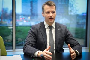 Ārpolitikas eksperts ''PowerHouse Latvia" direktors Mārtiņš Vargulis intervijas laikā pie galda.