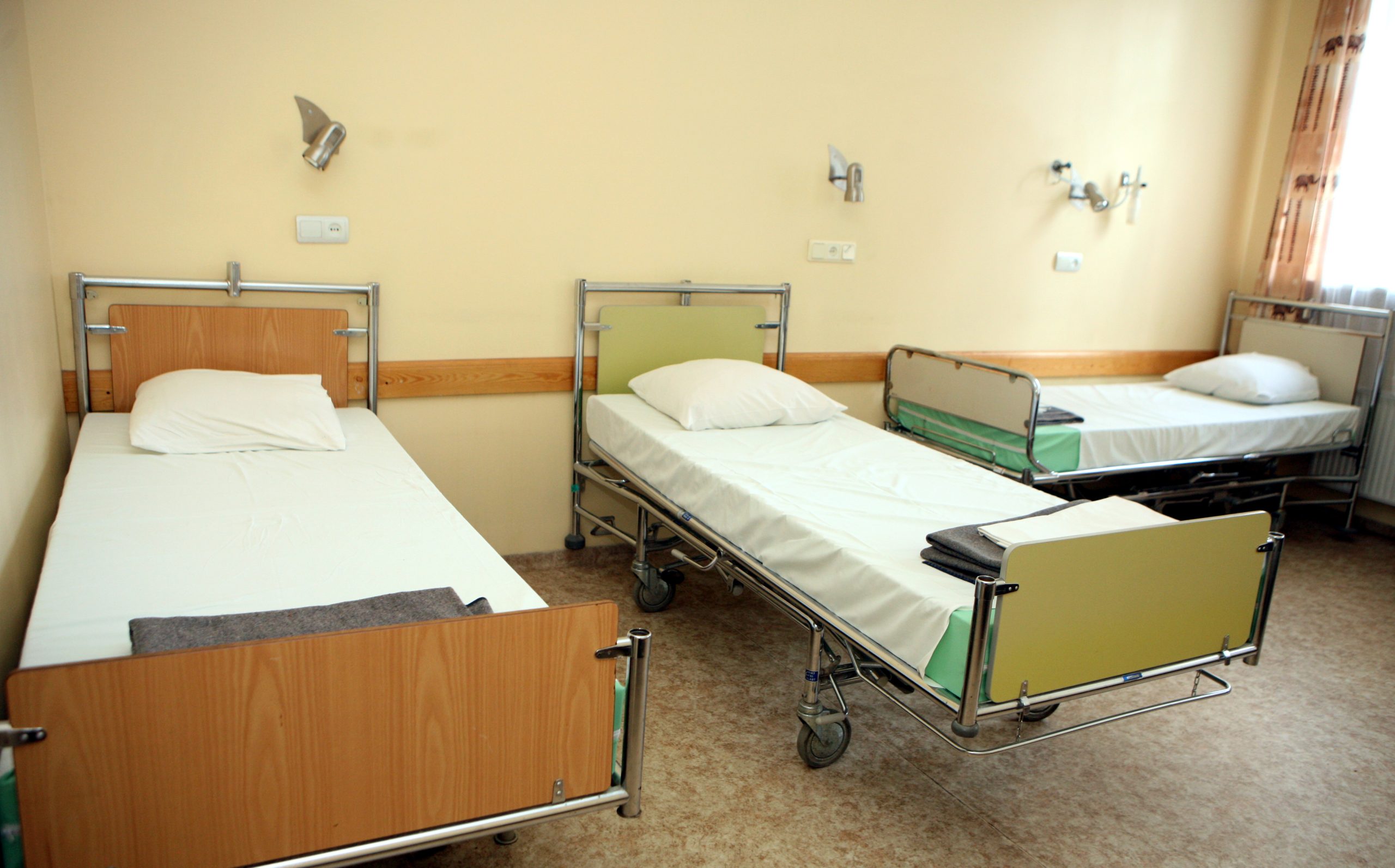 Bauskas slimnīcas Terapijas un aprūpes nodaļas palāta ar slimnīcas gultām, kur nodaļa uz laiku slēgta drošības apsvērumu dēļ