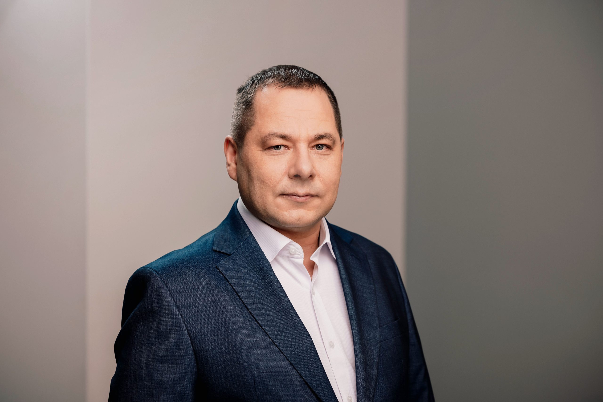 LSM valdes loceklis Ingemārs Vekteris portreta fotogrāfijā uz pelēcīga fona.