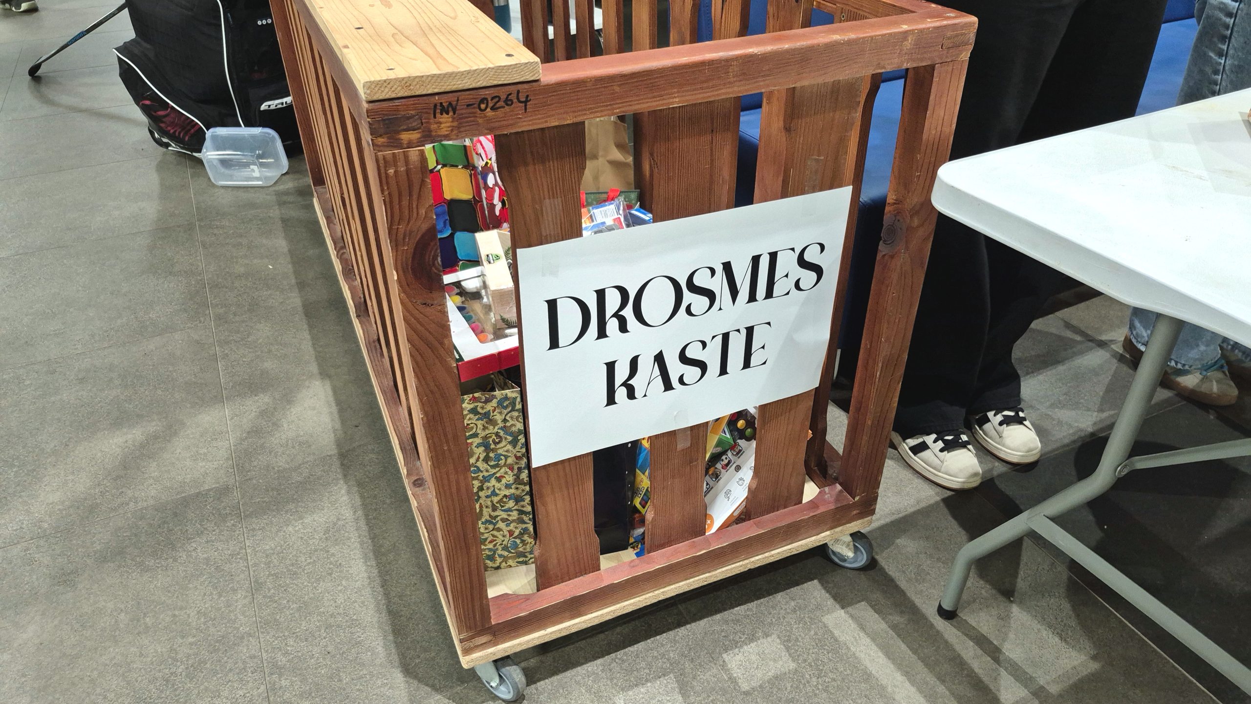 Drosmes kaste ar rotaļlietām un spēlēm Jēkabpils sporta hallē, kur sporta spēļu laikā tiek vākti ziedojumi slimnīcas bērniem.