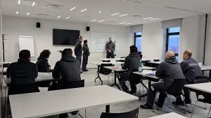 Ieslodzījuma vietu darbinieku apmācības mūsdienīgā mācību telpā ar lekciju un diskusiju.