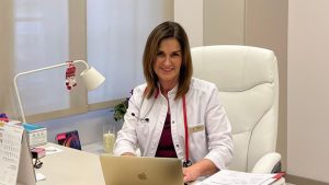 Ģimenes ārste Rūta Eglīte sēž savā kabinetā Kuldīgas doktorātā pie datora.