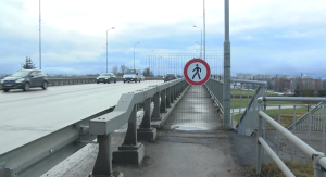 Gājēju kustība aizliegta uz tilta ietves, uzstādīts aizlieguma ceļazīmes zīmogs.