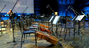 Koncertzāles Gors skatuve ar sagatavotiem mūzikas instrumentiem – čelliem un mikrofoniem.