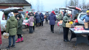 Cilvēku pūlis pie automašīnām āra tirdziņā Līksnā.