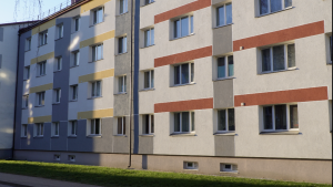 Renovēta daudzdzīvokļu māja ar siltinātu fasādi un jauniem logiem