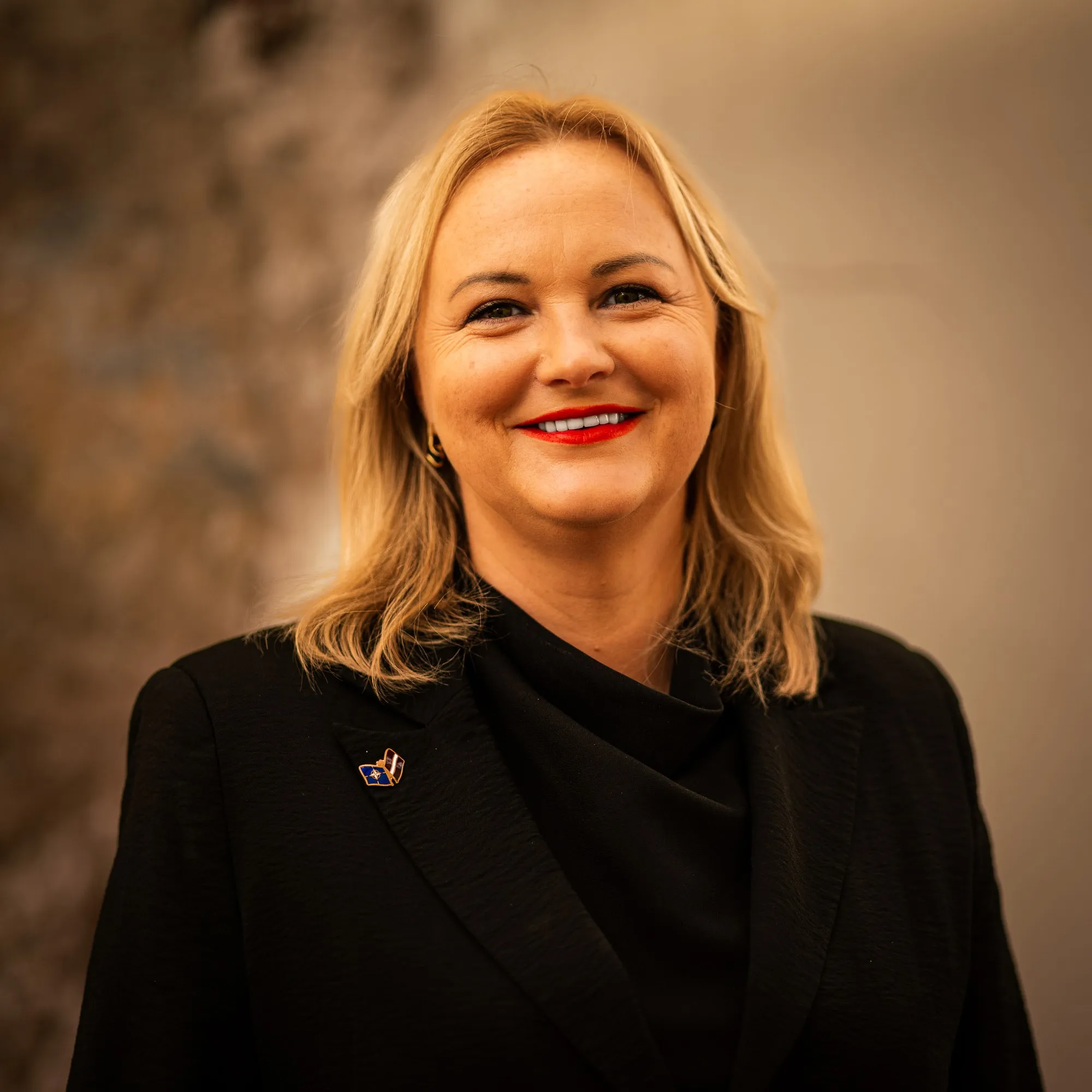 Sigita Struberga portreta fotogrāfijā smaidot