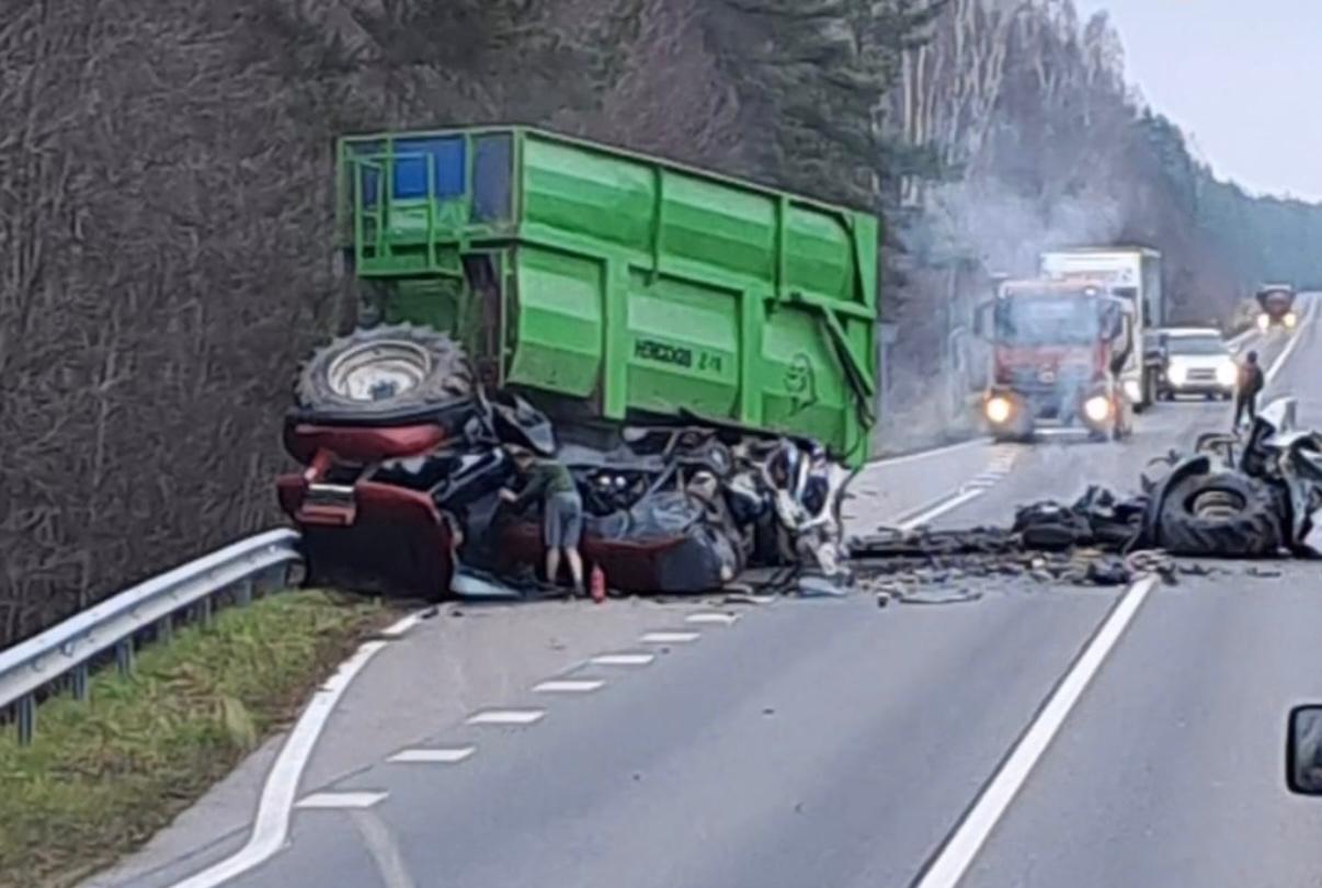 Smaga ceļu satiksmes negadījuma vieta, kur traktors ar piekabi sadragājis vieglo automašīnu uz šosejas.