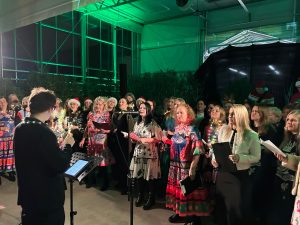Sieviešu koris Ziemassvētku koncertā diriģenta vadībā