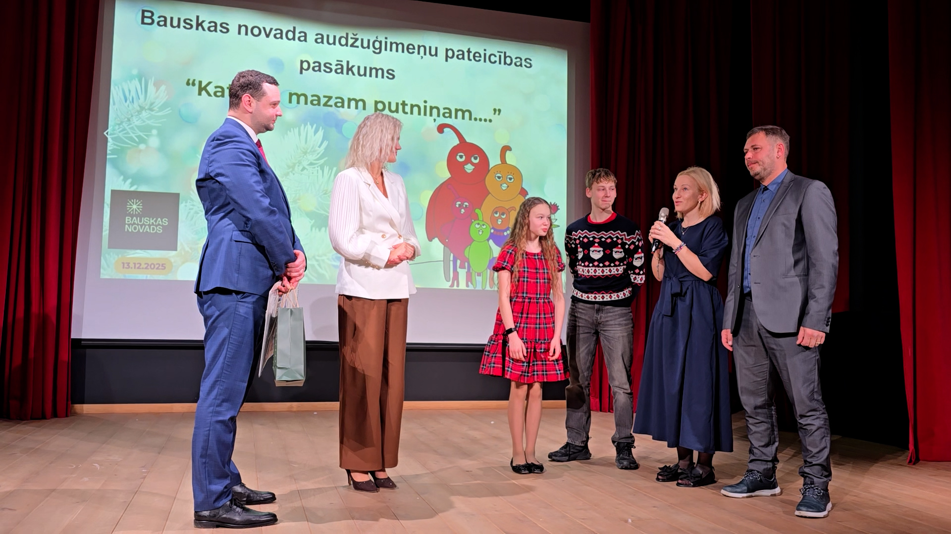 Bauskas novada audžuģimenes pateicības pasākumā uz skatuves kopā ar pašvaldības pārstāvjiem
