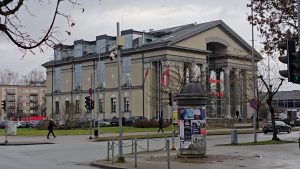 Videonovērošanas kamera pie ēkas Jelgavā pilsētvidē.