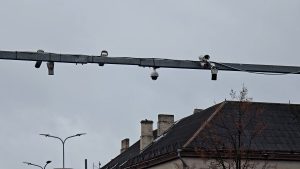 Satiksmes novērošanas kameras uz konstrukcijas virs krustojuma Jelgavā.