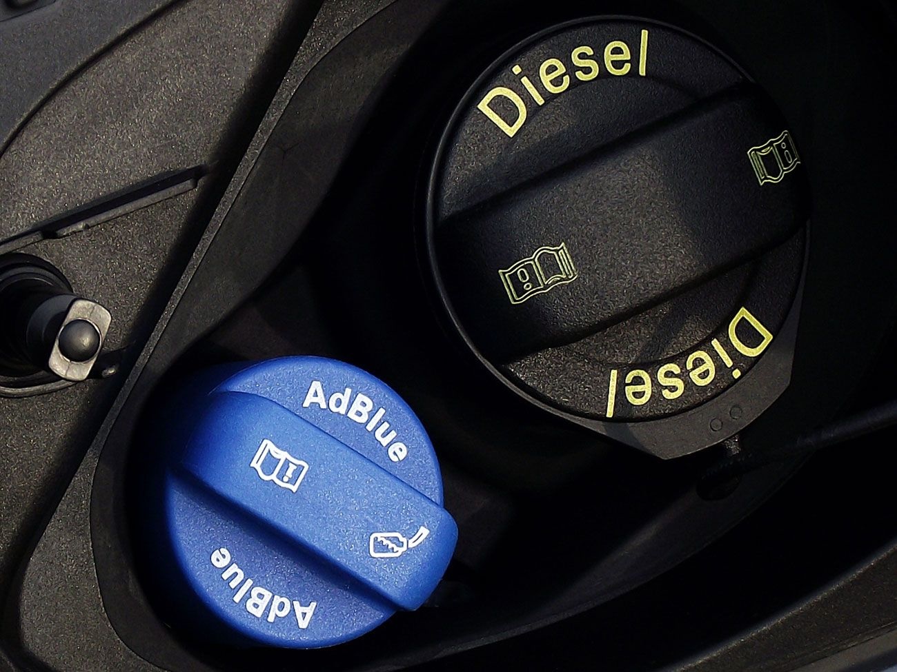 Dīzeļdegvielas tvertnes vāciņš un AdBlue vāciņš automašīnā.