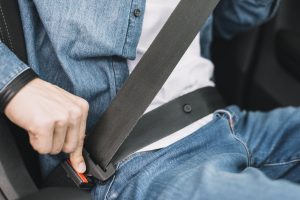 Pasažieris piesprādzē drošības jostu autobusā ceļu satiksmes drošības nolūkos