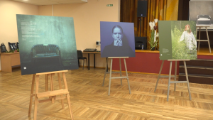 Fotoizstādes darbi uz molbertiem, kuros jaunieši attēlo atkarību pieredzi un emocionālos stāstus.