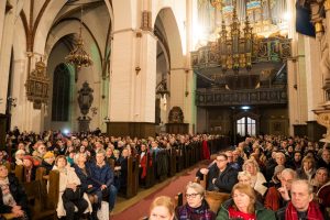 Pilna Rīgas Doma baznīca koncertā “Ziemassvētku prelūdija”, kur klausītāji ovāciju pavadībā bauda izcilu pianistu uzstāšanos
