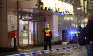 Policijas un glābšanas dienestu automašīnas ar ieslēgtām bākugunīm pie tirdzniecības centra Ülemiste Tallinā.