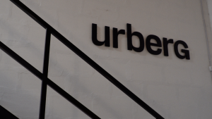 “Urberg” uzraksts uz sienas pie metāla kāpnēm.