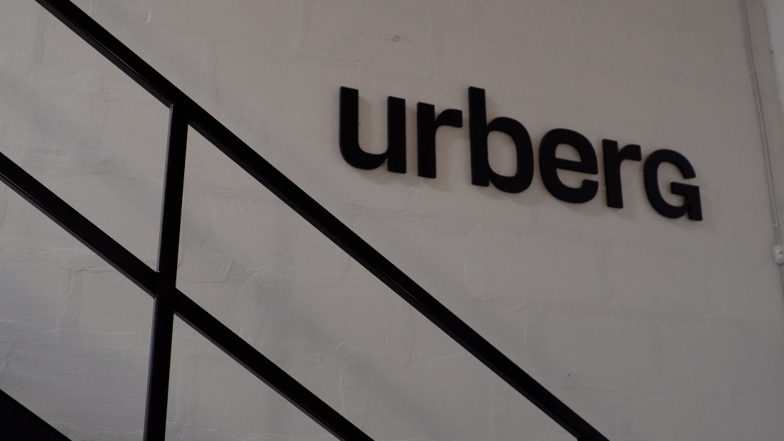 “Urberg” uzraksts uz sienas pie metāla kāpnēm.