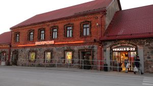 Veikala “Skorpions” ēka ar svētku noformējumu un ieeju pilsētas centrā