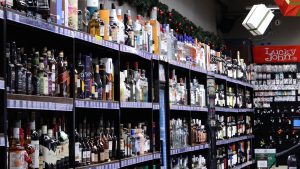 Alkoholisko dzērienu plaukti veikalā ar plašu stipro dzērienu sortimentu