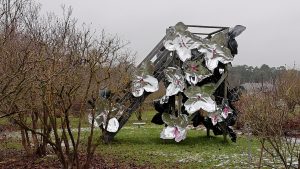Gaismas instalācija ar metāliskām ziedu skulptūrām Dobeles Ziemas dārzā.