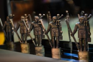Rindā izkārtotas nacionālās kino balvas "Lielais Kristaps" bronzas statuetes.