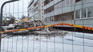 Gāzes sprādzienā cietusī daudzdzīvokļu māja Rīgā, Bauskas ielā, ar sagrautiem paneļiem un norobežotu teritoriju