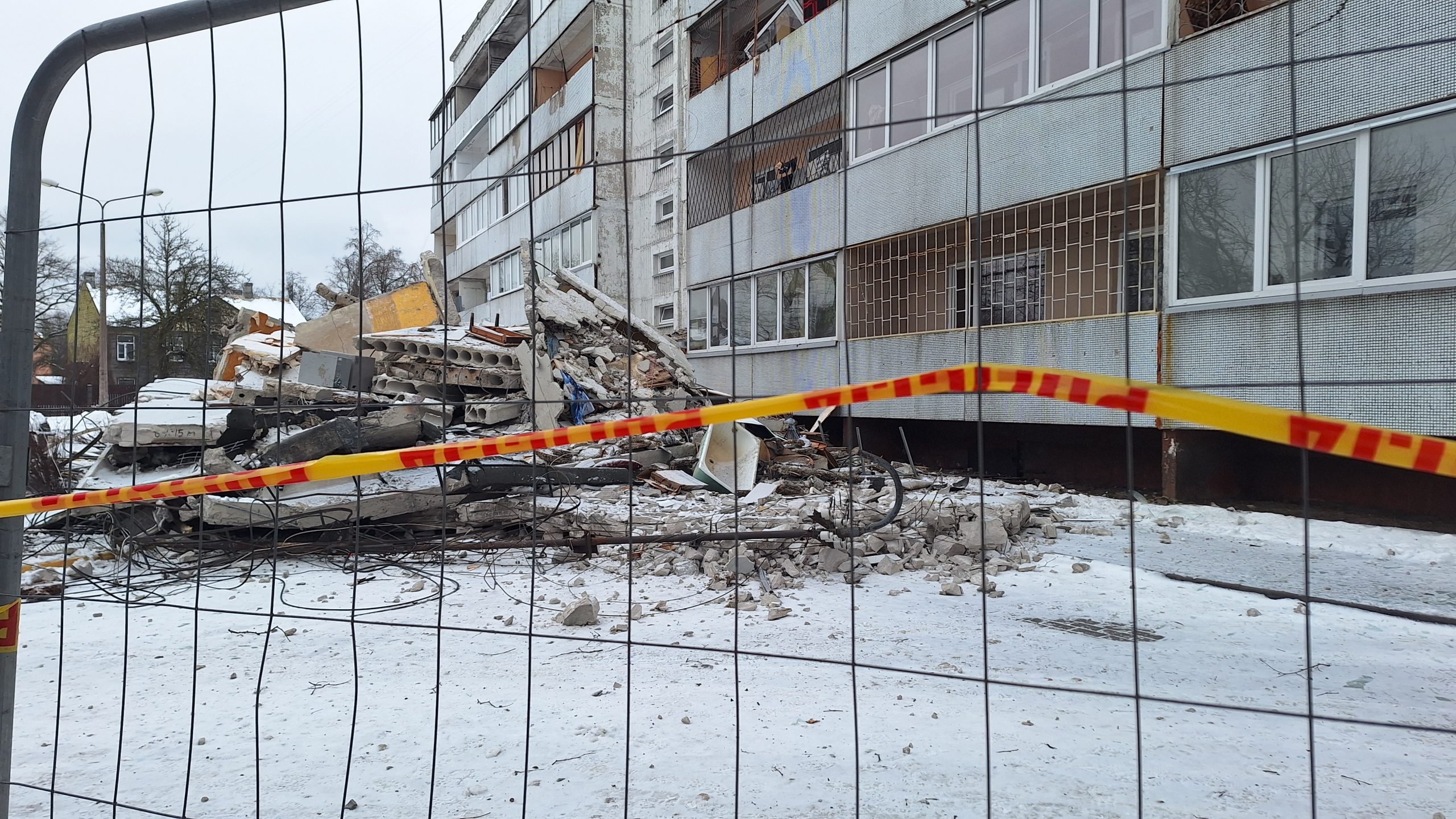 Gāzes sprādzienā cietusī daudzdzīvokļu māja Rīgā, Bauskas ielā, ar sagrautiem paneļiem un norobežotu teritoriju