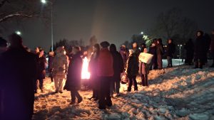 Tumsā pie Ādažu novada domes ap lielu ugunskuru sapulcējušies vairāk nekā simts iedzīvotāju ziemas mēteļos.