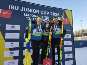 Trīs biatlonistes uz goda pjedestāla Madonā – centrā uzvarētāja Estere Volfa no Latvijas, viņai blakus Ukrainas sportistes.
