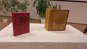 Latvijas Sarkanā grāmata – mūsdienu izdevums un vēsturiskais sējums blakus