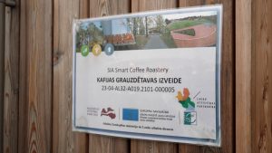 Informatīva plāksne par SIA “Smart Coffee Roastery” kafijas grauzdētavas izveidi ar ES un Lauku atbalsta dienesta atbalstu